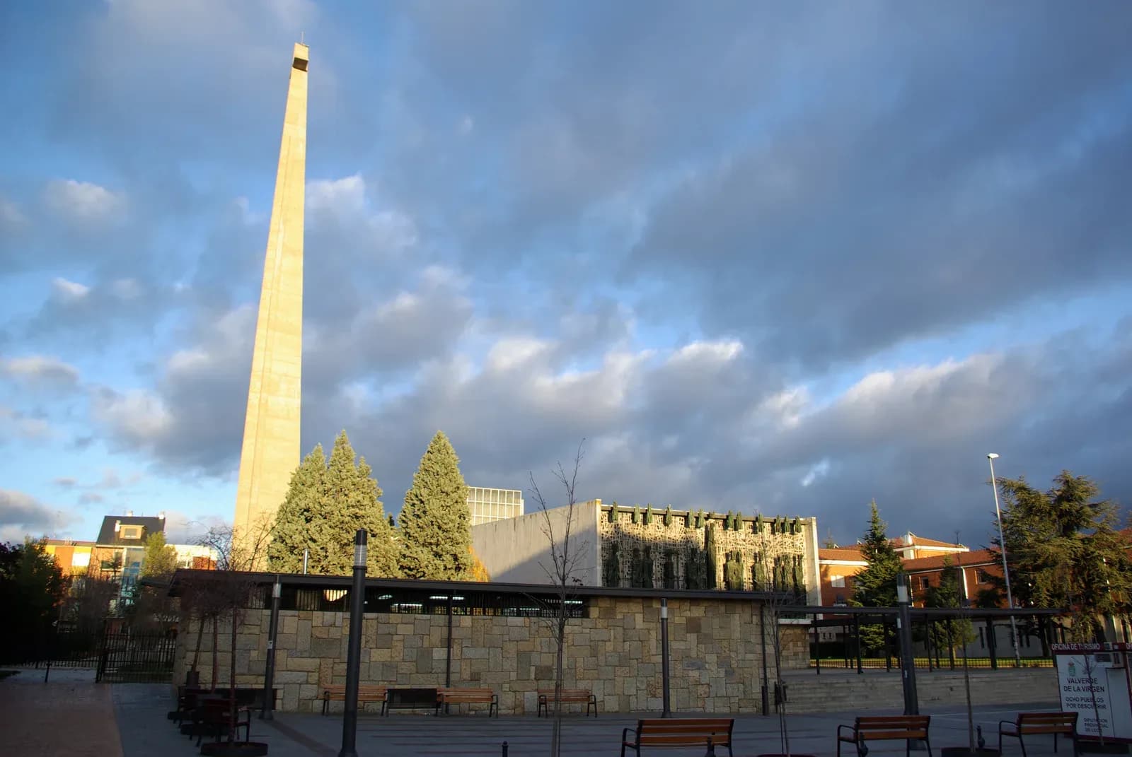 La basilica della Virgen del Camino, a León, con il campanile accanto al Cammino Francese